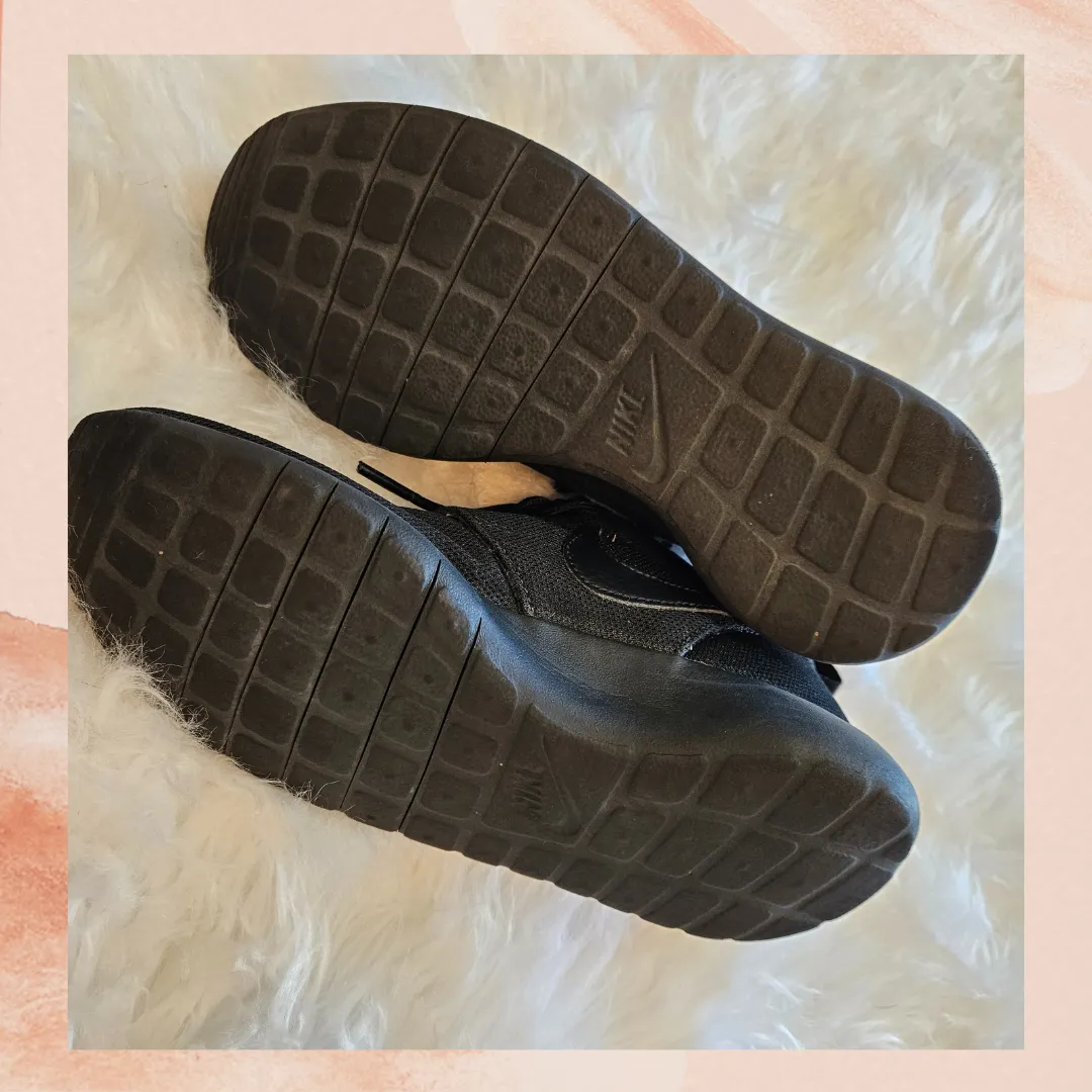 Shoes Like Asics Gel Lyte Nike Black Mesh Cloud Running Shoes (Pre-Loved) Size 4.5Y (Girl's)