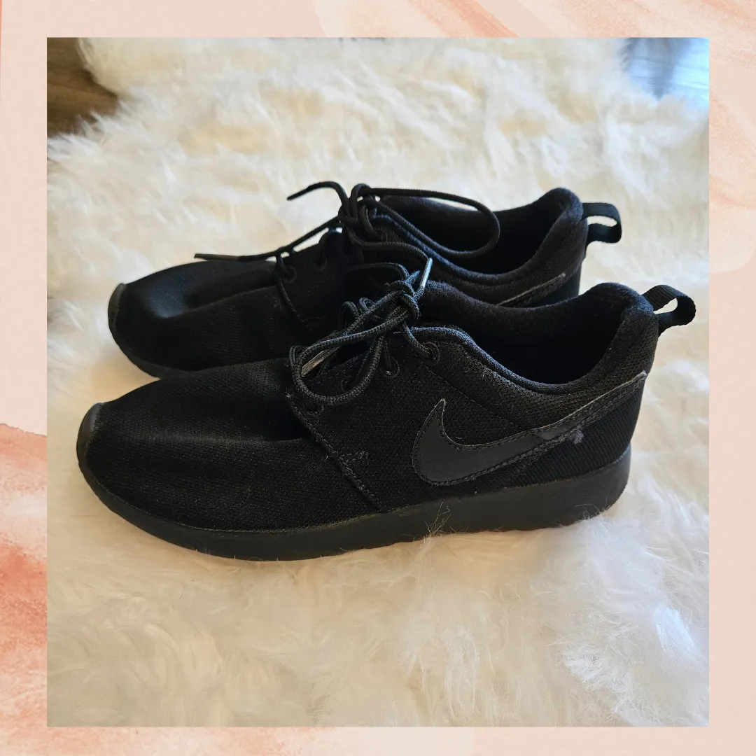 Asics Women Shoes Nike Black Mesh Cloud Running Shoes (Pre-Loved) Size 4.5Y (Girl's)