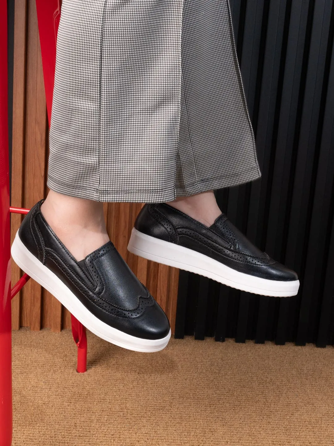 Slip-on Suede Shoes Esmee Metro Ease Sneakers for Women - Black