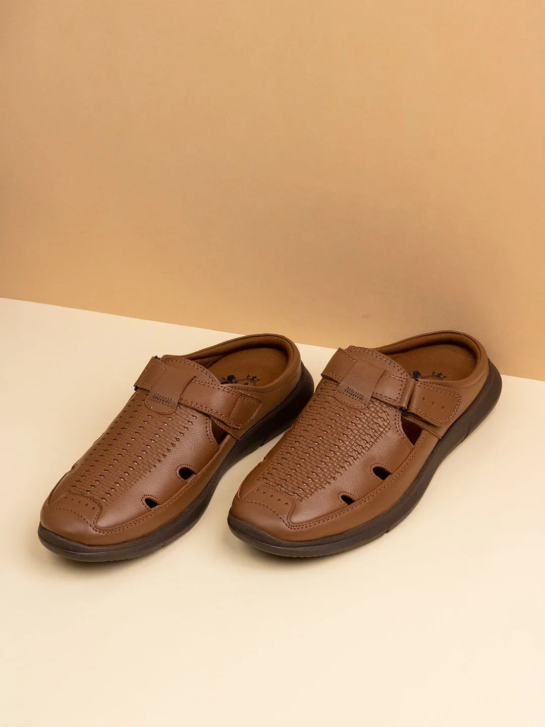 Mens Tan Solid Round Toe Casual Sandals Plantation Resort